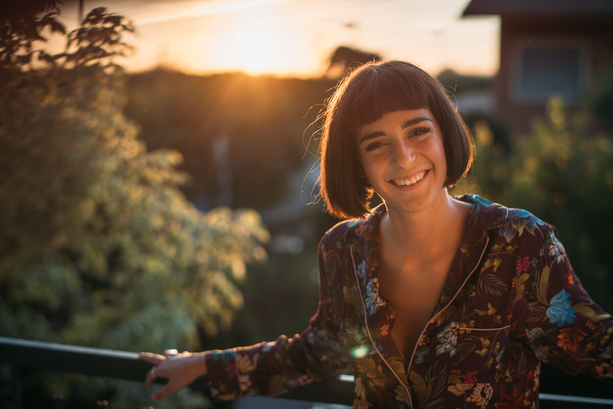 un bella ragazza sorridente al tramonto