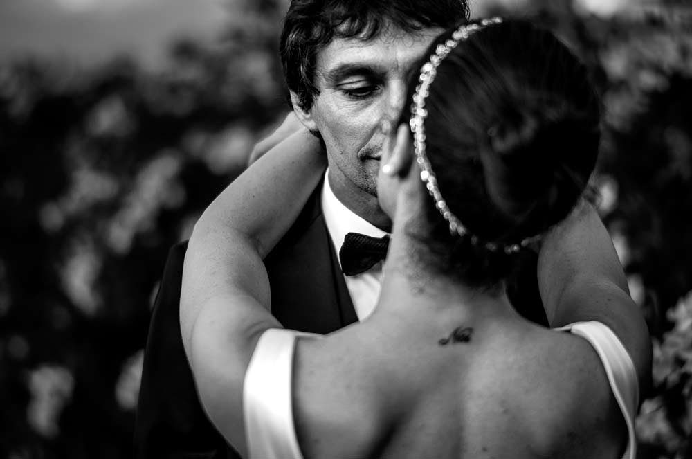 i due sposi che si baciano